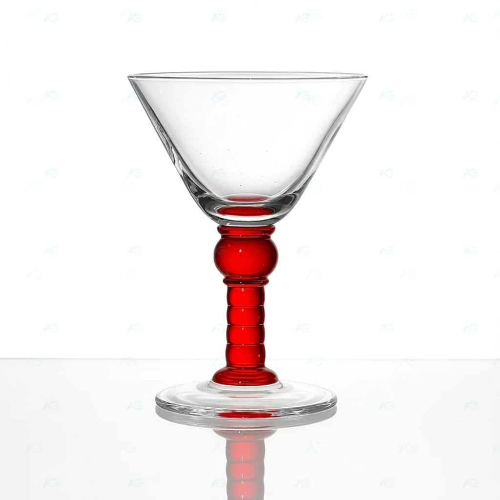 Premium Eisglas Paterno Sunset Red 175mm von ADRIAGEL® - das höchste Stielglas im Portfolio mit gerilltem Stiel und warmer Farbgebung, präsentiert mit Erdbeer-Vanille-Kreation